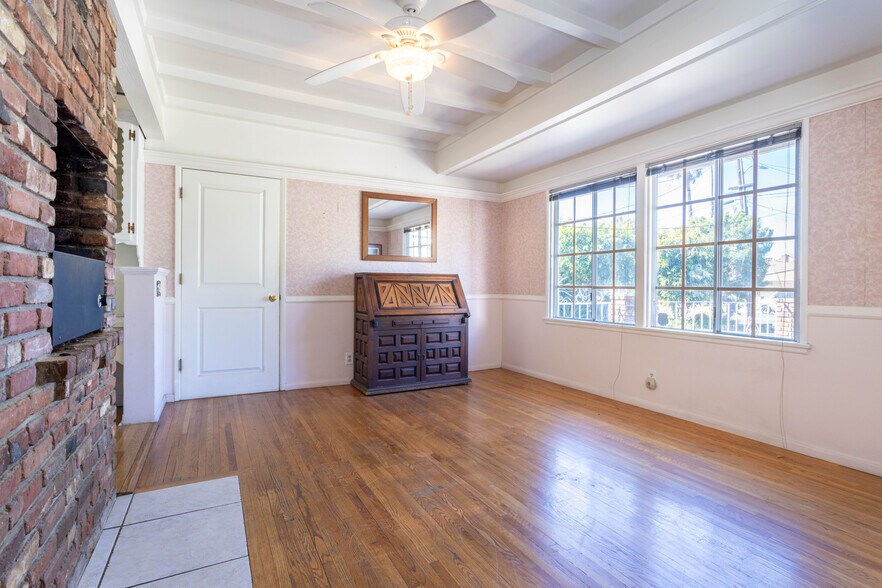 More Photos Of 9826 Columbus Ave, North Hills Multifamily For Sale
