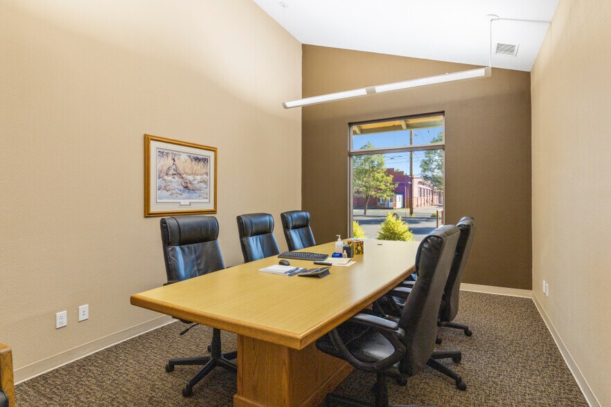 More Photos Of 422 S 5th St, Klamath Falls Office For Sale