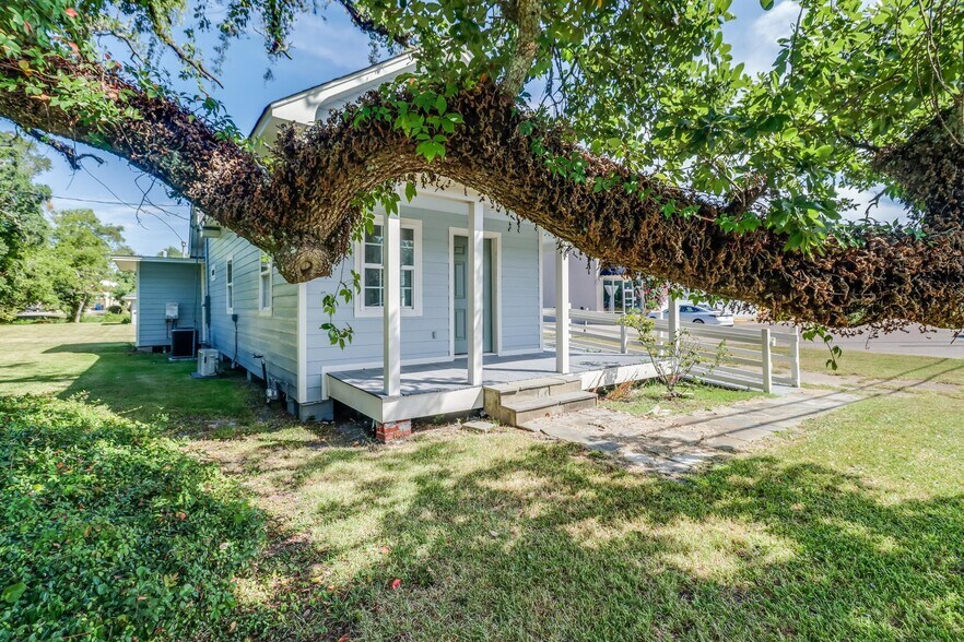 More Photos Of 228 E Railroad St, Long Beach Freestanding For Sale