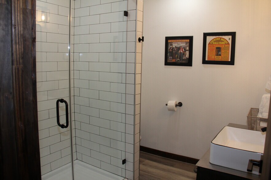 More Photos Of 98 Avenue A, Conroe General Retail For Lease