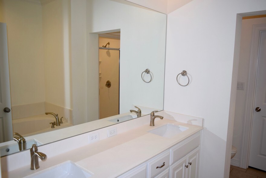 More Photos Of 2980 Elkton Trl, Tyler Apartments For Sale