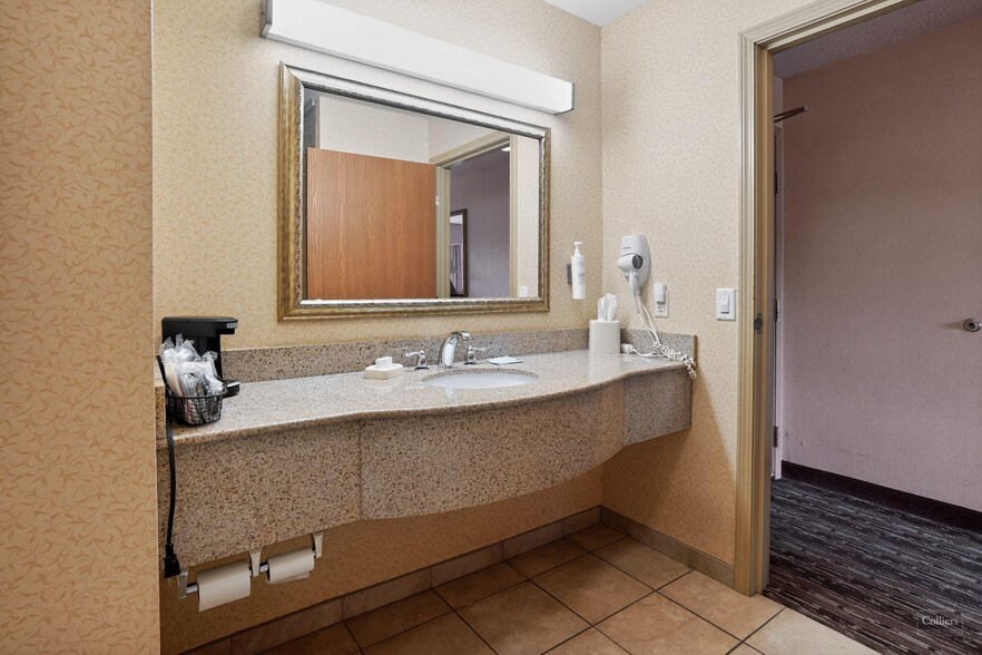 More Photos Of 202 Fairview Dr, Monaca Hotel For Sale
