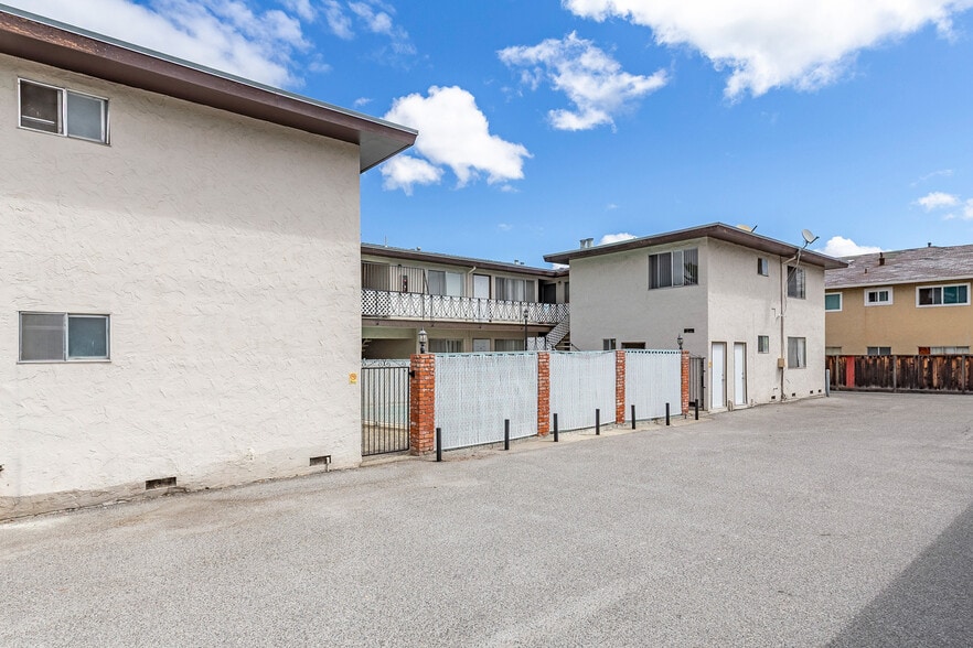 More Photos Of 2388 Karen Dr, Santa Clara Apartments For Sale