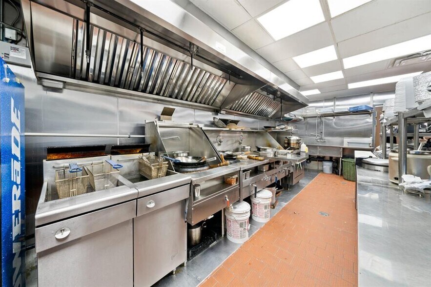 More Photos Of 120 1st Ave NE, Airdrie Storefront For Sale