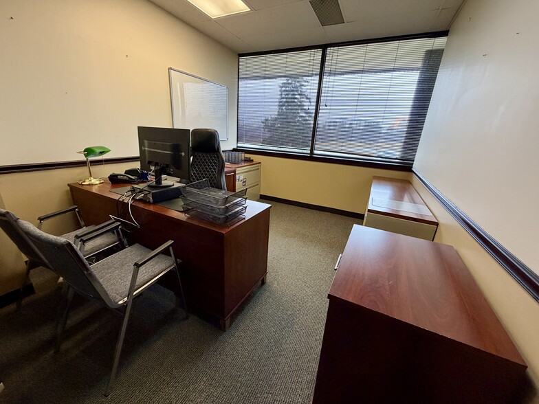 More Photos Of 100 Tower Dr, Burr Ridge Medical For Lease