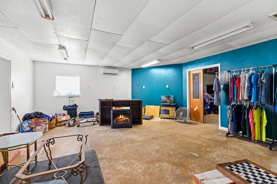 More Photos Of 805 N Magnolia Ave, Luling Flex For Sale