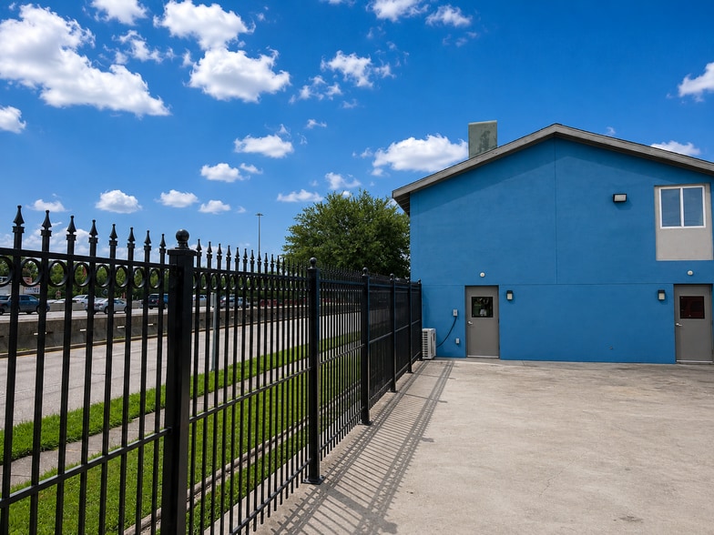 Primary Photo Of 3618 Dover St, Houston Serviced Offices For Lease
