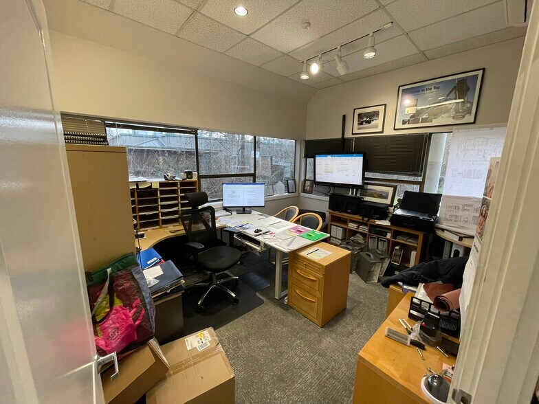 More Photos Of 13222-13228 SE 30th St, Bellevue Showroom For Lease