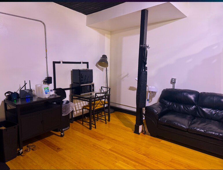 More Photos Of 21-25 E 26th St, Minneapolis General Retail For Sale