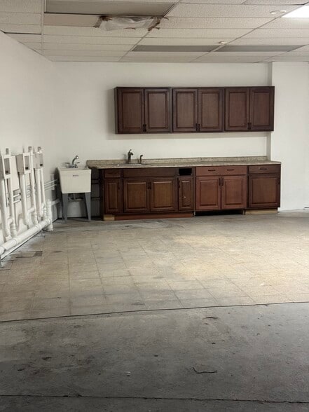 More Photos Of 8 Van Tassell Ct, Norwalk Flex For Lease