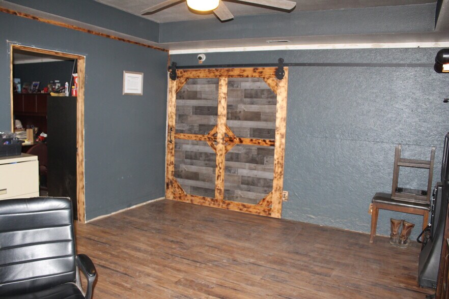 More Photos Of 1401 Black River Industrial Park Rd, Poplar Bluff Flex For Sale