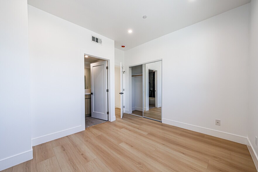 More Photos Of 5209 W 20th St, Los Angeles Multifamily For Sale