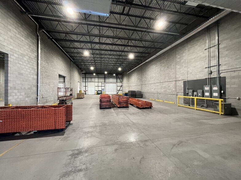 More Photos Of 1300-1334 Av De La Gare, Mascouche Service For Lease