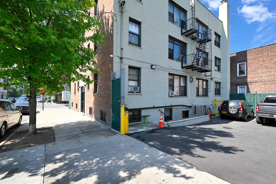 More Photos Of 2901 Matthews, Bronx Apartments For Sale
