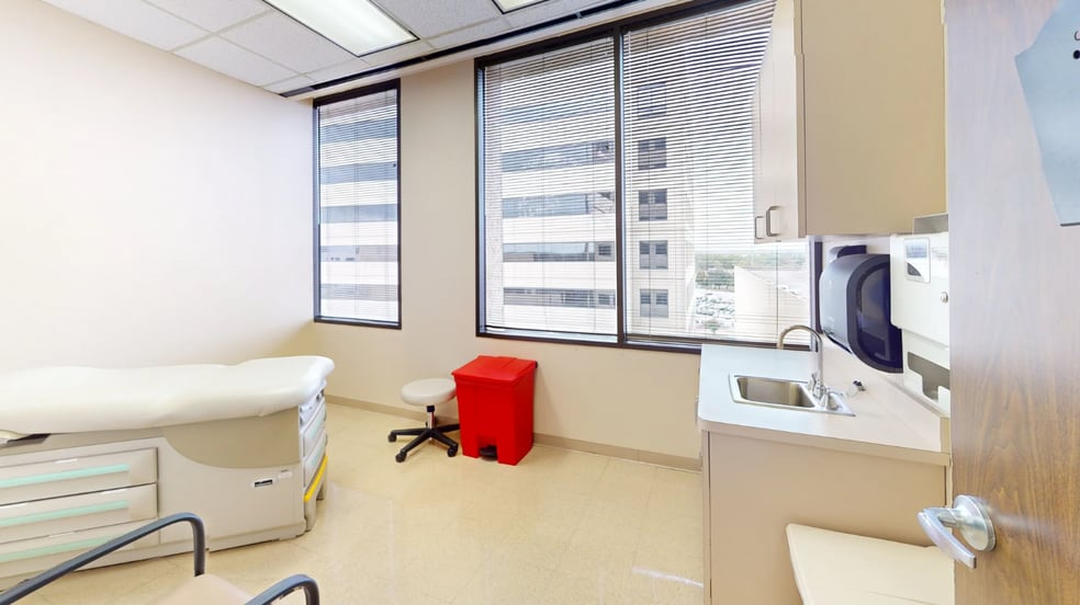 More Photos Of 7737 Southwest Fwy, Houston Unknown For Lease