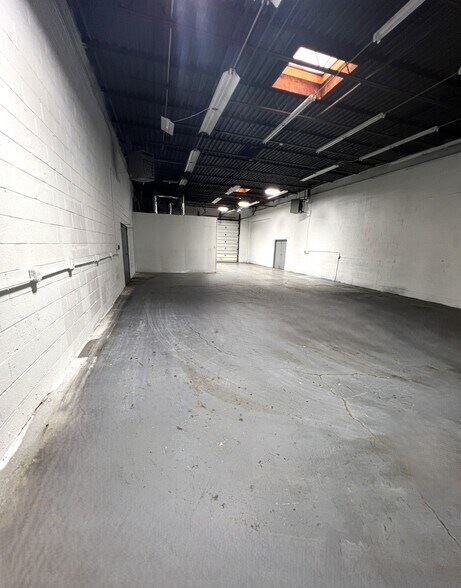 More Photos Of 13901-13909 Kostner St, Crestwood Warehouse For Sale