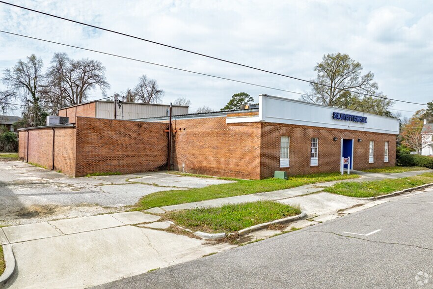 Primary Photo Of 211 W Cronly St, Laurinburg Office For Sale