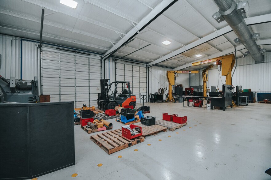 More Photos Of 13102 N Navarro St, Victoria Flex For Lease