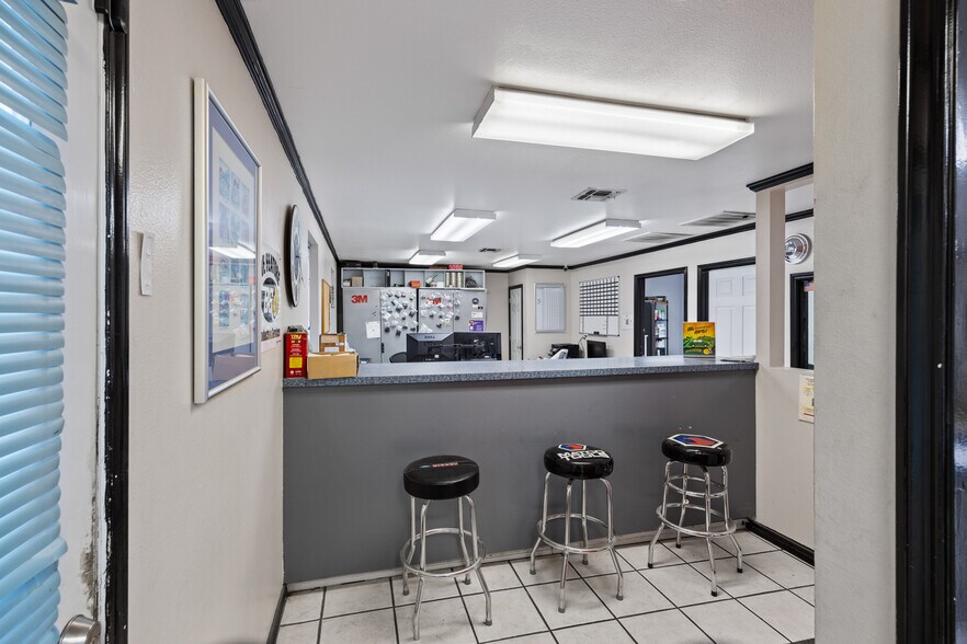 More Photos Of 955 W Kingsbury St, Seguin Auto Repair For Sale