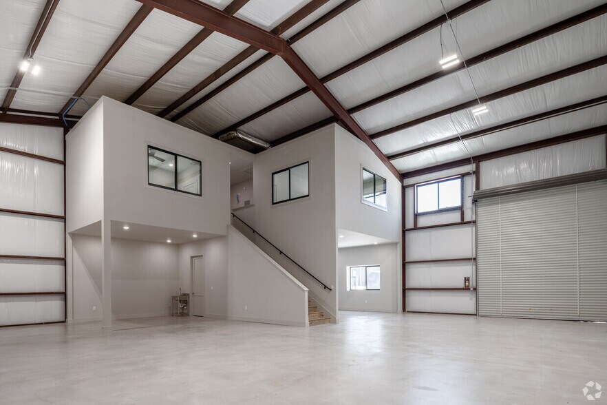 More Photos Of 15210 Fitzhugh Rd, Austin Distribution For Lease