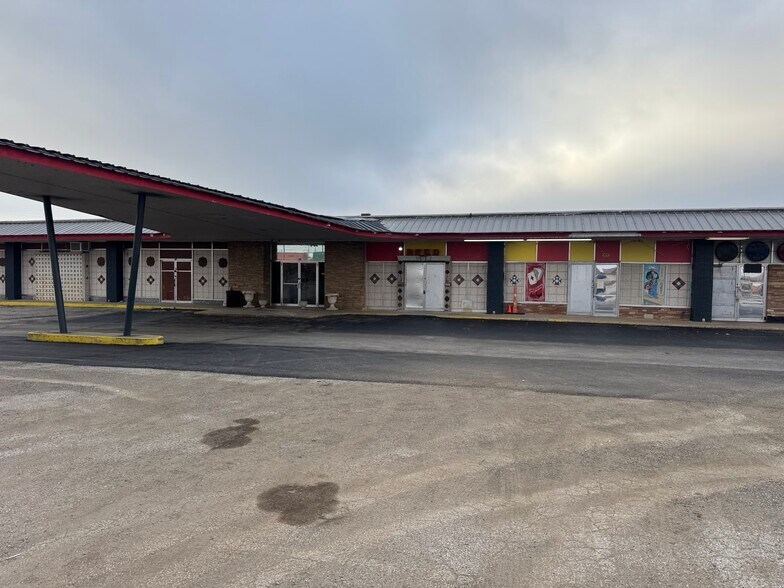 More Photos Of 2315 W Jefferson St, Grand Prairie Freestanding For Lease