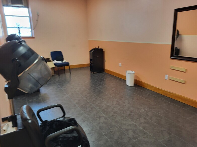 More Photos Of 1688 Webster Ave, Bronx Drugstore For Lease