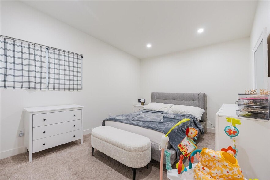 More Photos Of 520 Columbia St, Cathlamet Apartments For Sale