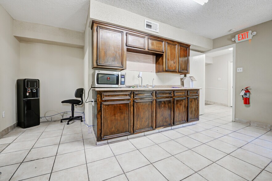 More Photos Of 2601 Prospect St, Houston Medical For Sale