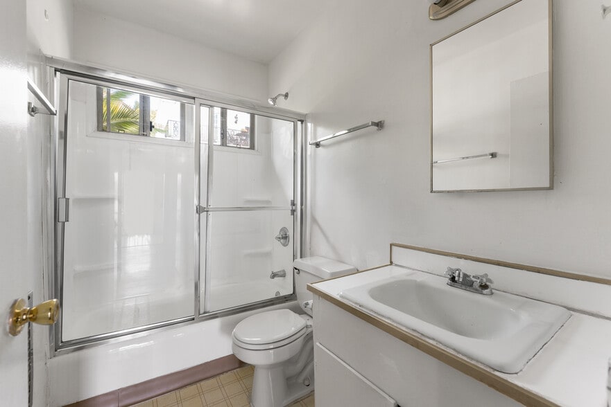 More Photos Of 2131 N Cahuenga Blvd, Los Angeles Apartments For Sale