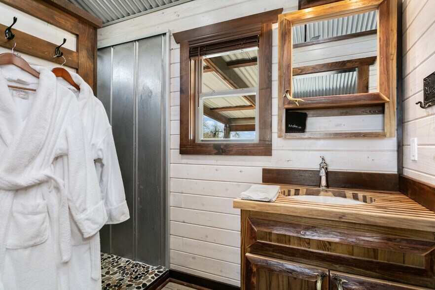 More Photos Of 100 Five Star Trl, Fredericksburg Hotel For Sale