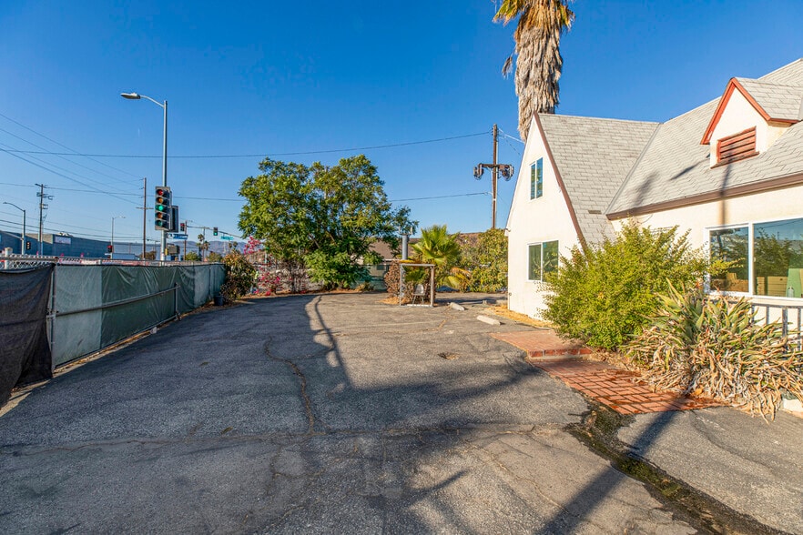 More Photos Of 9052-9058 Sunland Blvd, Sun Valley Office For Sale