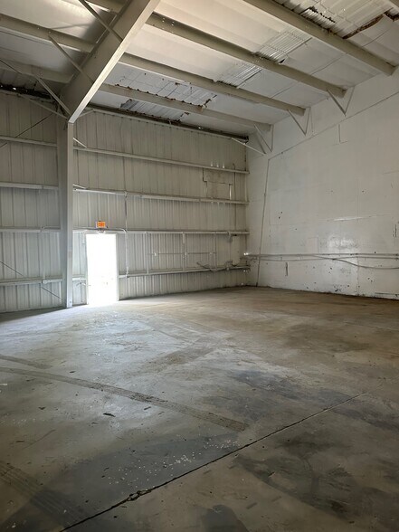 More Photos Of 9161 131st Pl N, Largo Warehouse For Lease
