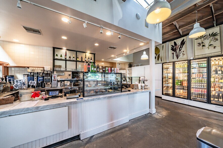 More Photos Of 3222 E Coast Hwy, Corona Del Mar General Retail For Lease