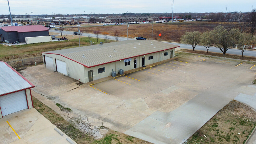 Primary Photo Of 1724 Acorn Dr, Rogers Warehouse For Lease