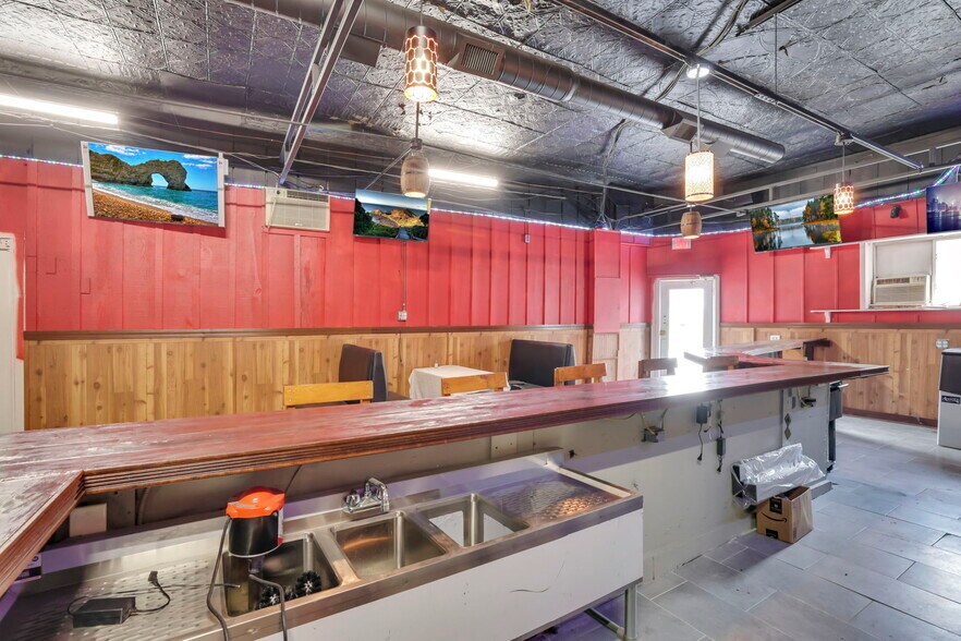 More Photos Of 11472 Broad St SW, Pataskala Bar For Lease