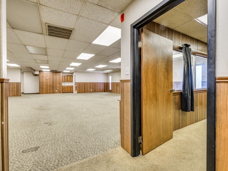 More Photos Of 9906 E 55th Pl, Tulsa Industrial For Lease