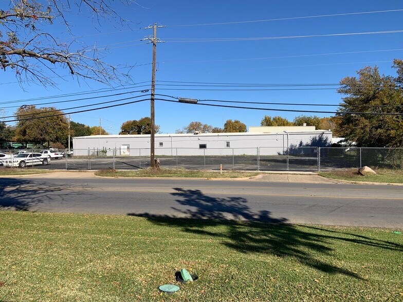 More Photos Of 10514 Shady Trl, Dallas Warehouse For Lease