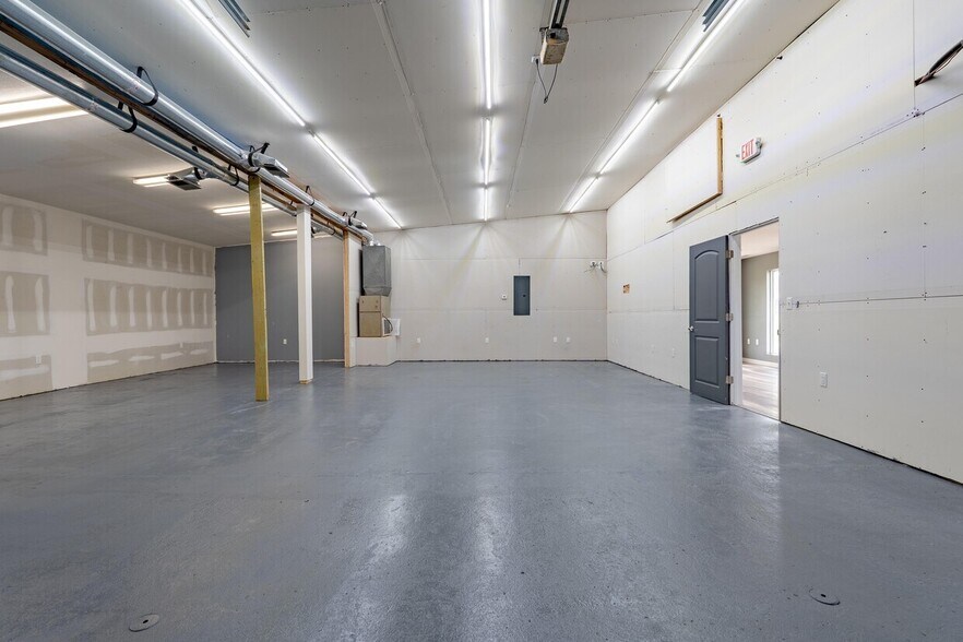 More Photos Of 414 Highway 42, Osage Beach Flex For Lease
