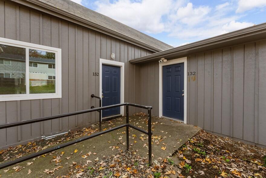 More Photos Of 132 NE Rifle Range St, Roseburg Apartments For Sale