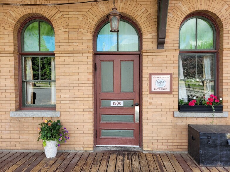 More Photos Of 26 Depot Ave, Windsor Restaurant For Sale