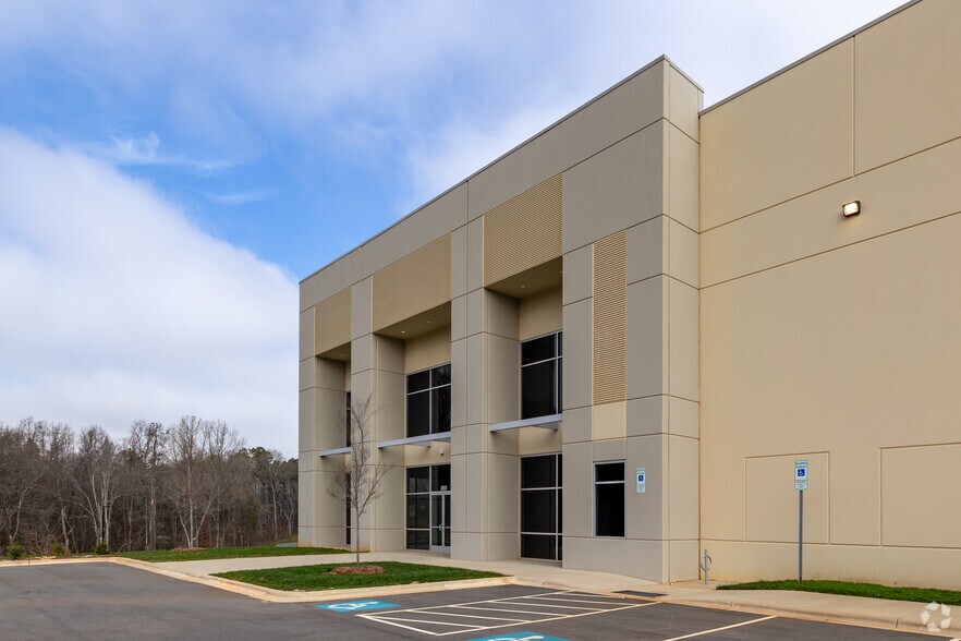More Photos Of 5020 Meadow Oak Commerce Pky, Charlotte Warehouse For Lease