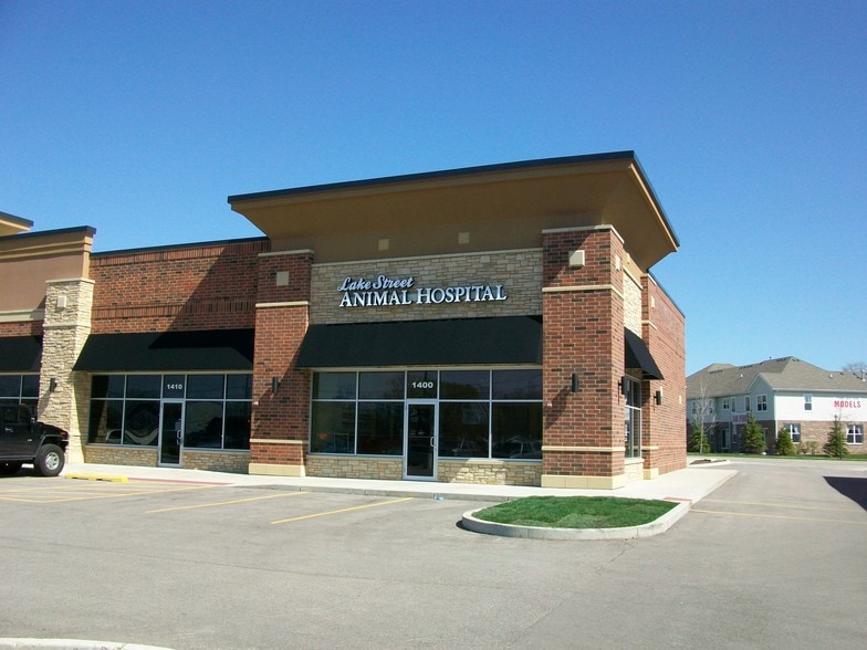 More Photos Of 1520 Lake St, Roselle Freestanding For Lease