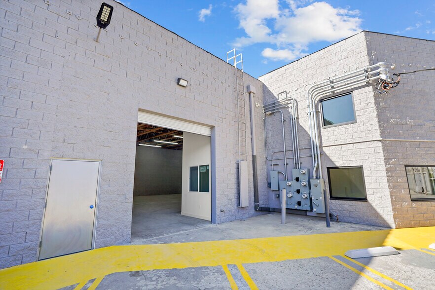 More Photos Of 10926 Randall St, Sun Valley Warehouse For Lease