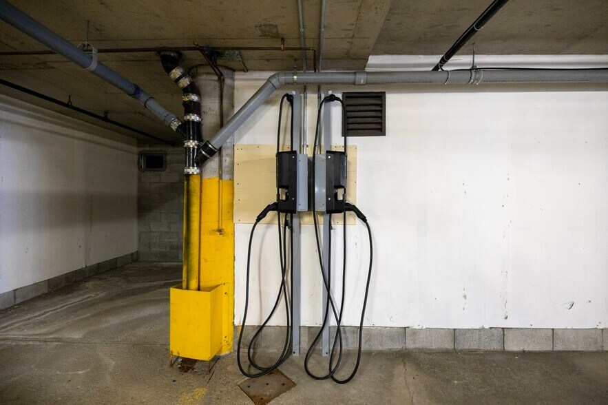 More Photos Of 455 Boul Fénelon, Dorval Medical For Lease