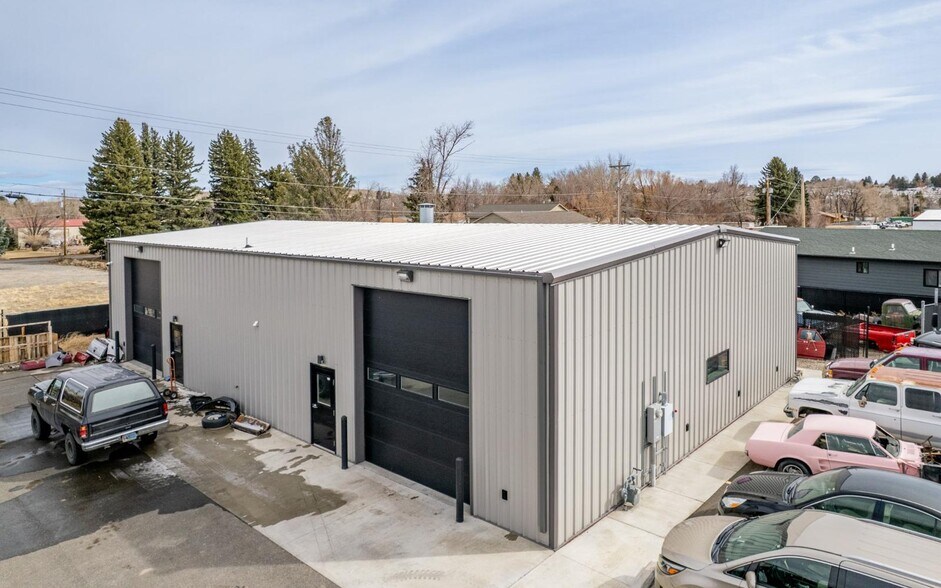 More Photos Of 528 Blackburn St, Cody Auto Repair For Sale