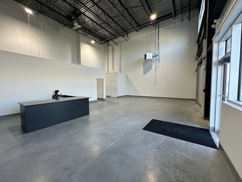 More Photos Of 5539 St Ernest-Cormier, Laval Showroom For Lease