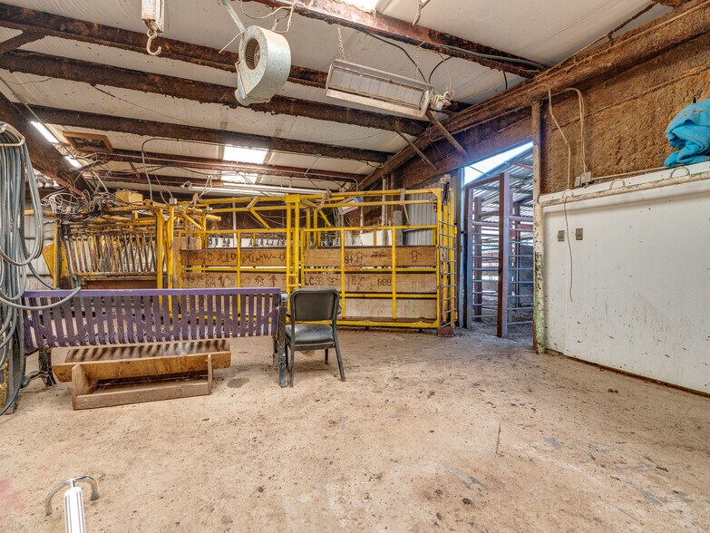 More Photos Of 1853 S Broadway St, Coalgate Flex For Sale