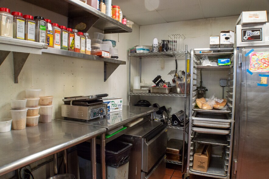 More Photos Of 338 5th Ave N, Bayport Restaurant For Sale