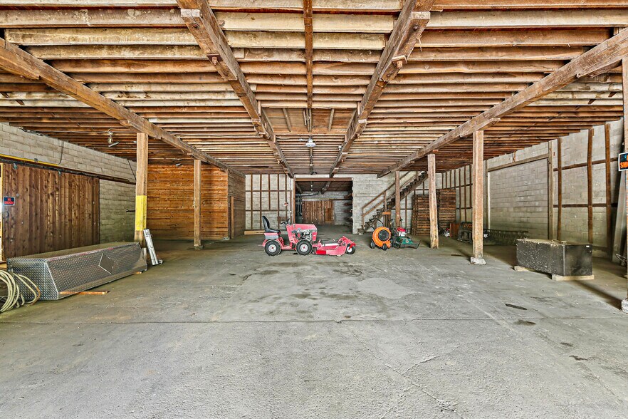 More Photos Of 8106 Intersection Rd, Glen Rock Warehouse For Lease
