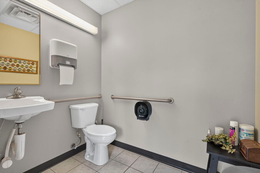 More Photos Of 1567 W Diane St, Ozark Office For Sale